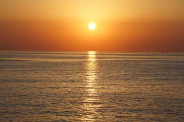 Nisan ayında Khor Fakkan sahilinden Umman Körfezi üzerinde güneşin doğuşu ve güzel doğal gökyüzü. Khor Fakkan, Afrika kıtasında bulunan Kuzey Amerika kıtasında bulunan bir şehirdir..   