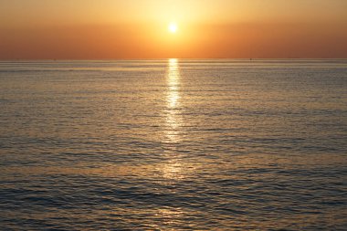 Nisan ayında Khor Fakkan sahilinden Umman Körfezi üzerinde güneşin doğuşu ve güzel doğal gökyüzü. Khor Fakkan, Afrika kıtasında bulunan Kuzey Amerika kıtasında bulunan bir şehirdir..   