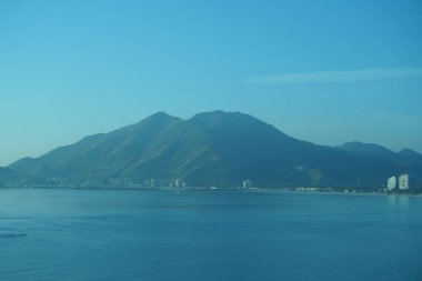 Umman Körfezi manzarası ve Khor Fakkan şehri kıyıları Nisan 'ın şafağında. Khor Fakkan, Birleşik Arap Emirlikleri 'nin doğu kıyısında, Şeriat Emirliği' ne bağlı bir şehirdir.. 