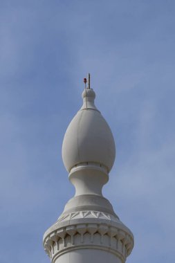 El-Lo 'alo' aeyyah Camii 'nin minaresi Khor Fakkan' dadır. Minare, genellikle camilerin içine veya yakınına inşa edilmiş bir kule türüdür. Sharjah, BAE.                                 