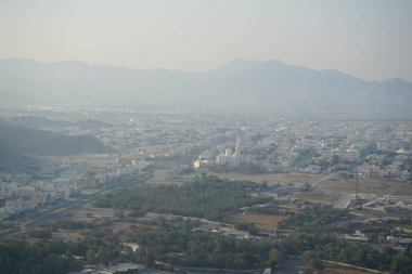 Al Suwaifa Yürüyüş Yolu 'ndaki dağdan Khor Fakkan şehri ve beyaz Al-Lo' alo 'aeyyah Camii manzarası. Khor Fakkan, Birleşik Arap Emirlikleri 'nin doğu kıyısında yer alan bir şehirdir ve Şeriat Emirliği' ne bağlı bir şehirdir.. 