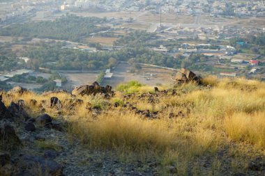 Al Suwaifa Yürüyüş Yolu 'ndaki dağdan Khor Fakkan' ın manzarası. Khor Fakkan, Birleşik Arap Emirlikleri 'nin doğu kıyısında yer alan bir şehirdir ve Şeriat Emirliği' ne bağlı bir şehirdir.. 