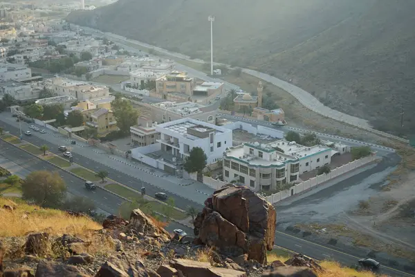 Al Suwaifa Yürüyüş Yolu 'ndaki dağdan Khor Fakkan ve sarı Mescidi Musa Bin Nasır' ın manzarası. Khor Fakkan, Birleşik Arap Emirlikleri 'nin doğu kıyısında yer alan bir şehirdir ve Şeriat Emirliği' ne bağlı bir şehirdir.. 
