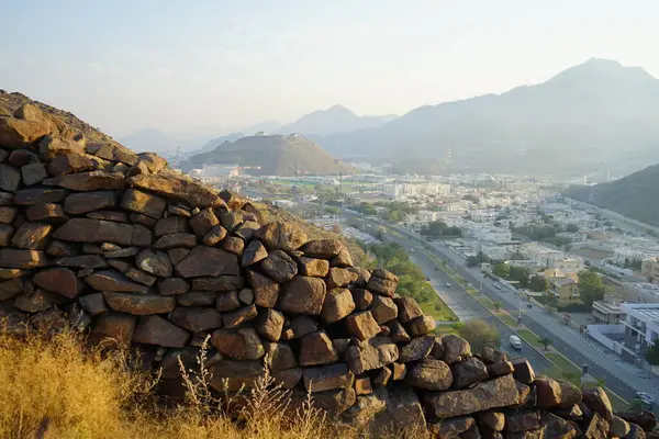 Al Suwaifa Yürüyüş Yolu 'ndaki dağdan Khor Fakkan' ın manzarası. Khor Fakkan, Birleşik Arap Emirlikleri 'nin doğu kıyısında yer alan bir şehirdir ve Şeriat Emirliği' ne bağlı bir şehirdir.. 