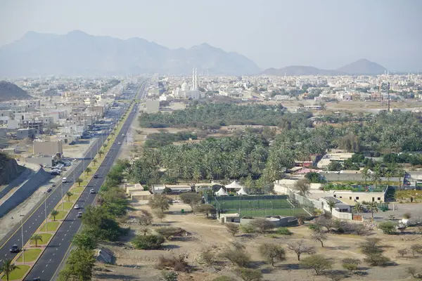Al Suwaifa Yürüyüş Yolu 'ndaki dağdan Khor Fakkan şehri ve beyaz Al-Lo' alo 'aeyyah Camii manzarası. Khor Fakkan, Birleşik Arap Emirlikleri 'nin doğu kıyısında yer alan bir şehirdir ve Şeriat Emirliği' ne bağlı bir şehirdir.. 