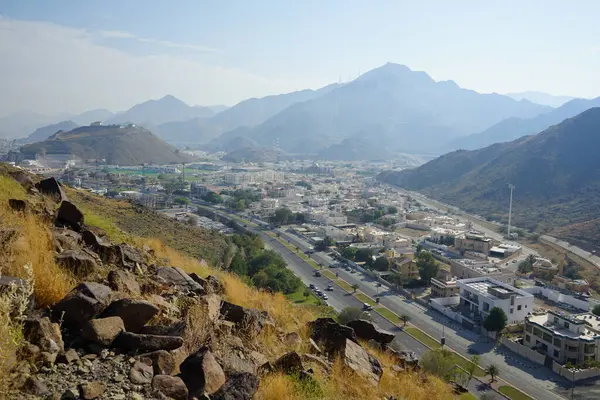Al Suwaifa Yürüyüş Yolu 'ndaki dağdan Khor Fakkan ve sarı Mescidi Musa Bin Nasır' ın manzarası. Khor Fakkan, Birleşik Arap Emirlikleri 'nin doğu kıyısında yer alan bir şehirdir ve Şeriat Emirliği' ne bağlı bir şehirdir.. 