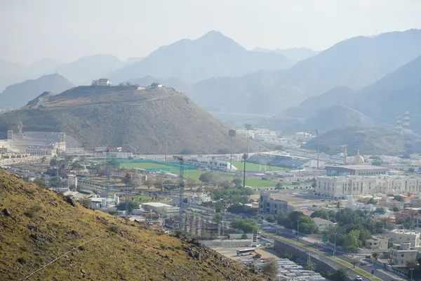 Al Suwaifa Yürüyüş Yolu 'ndaki dağdan Khor Fakkan' ın manzarası. Khor Fakkan, Birleşik Arap Emirlikleri 'nin doğu kıyısında yer alan bir şehirdir ve Şeriat Emirliği' ne bağlı bir şehirdir.. 