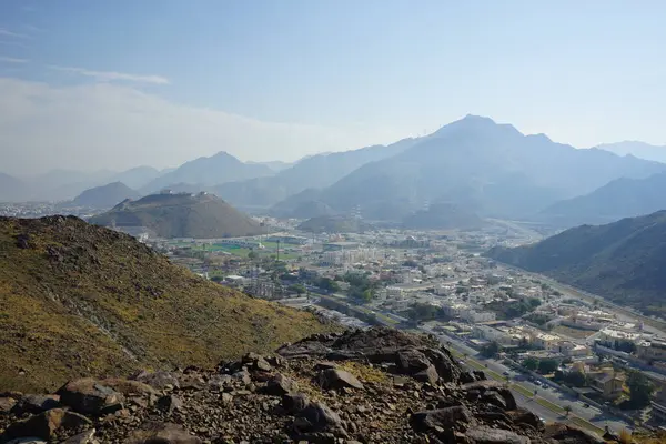 Al Suwaifa Yürüyüş Yolu 'ndaki dağdan Khor Fakkan' ın manzarası. Khor Fakkan, Birleşik Arap Emirlikleri 'nin doğu kıyısında yer alan bir şehirdir ve Şeriat Emirliği' ne bağlı bir şehirdir.. 