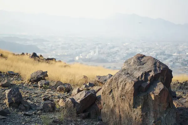 Al Suwaifa Yürüyüş Yolu 'ndaki dağdan Khor Fakkan şehri ve beyaz Al-Lo' alo 'aeyyah Camii manzarası. Khor Fakkan, Birleşik Arap Emirlikleri 'nin doğu kıyısında yer alan bir şehirdir ve Şeriat Emirliği' ne bağlı bir şehirdir.. 