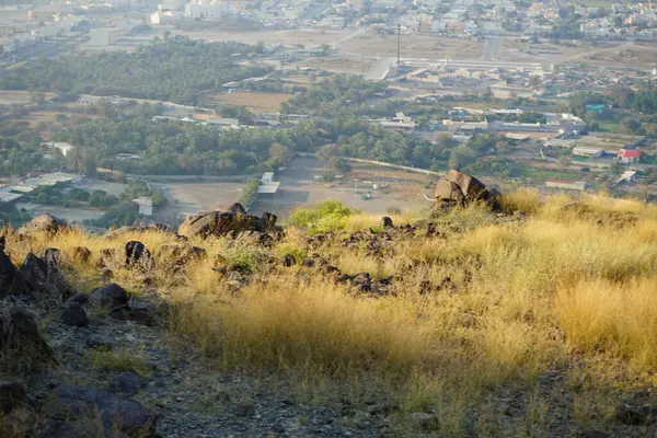 Al Suwaifa Yürüyüş Yolu 'ndaki dağdan Khor Fakkan' ın manzarası. Khor Fakkan, Birleşik Arap Emirlikleri 'nin doğu kıyısında yer alan bir şehirdir ve Şeriat Emirliği' ne bağlı bir şehirdir.. 