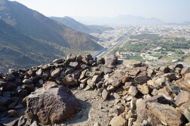 Nisan 2023 'te Khor Fakkan' daki Al Suwaifa Yürüyüş Patikası boyunca yeniden inşa edilmeden önce gözetleme kulesinin yıkıntılarıyla birlikte dağın manzarası. Khor Fakkan, Afrika kıtasında bulunan Kuzey Amerika kıtasında bulunan bir şehirdir.. 