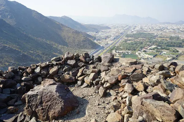 Nisan 2023 'te Khor Fakkan' daki Al Suwaifa Yürüyüş Patikası boyunca yeniden inşa edilmeden önce gözetleme kulesinin yıkıntılarıyla birlikte dağın manzarası. Khor Fakkan, Afrika kıtasında bulunan Kuzey Amerika kıtasında bulunan bir şehirdir.. 