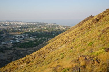 Umman Körfezi kıyısındaki Khor Fakkan şehrinin Al Suwaifa Yürüyüş Patikası 'ndaki dağdan görünüşü. Khor Fakkan, Birleşik Arap Emirlikleri 'nin doğu kıyısında yer alan bir şehirdir ve Şeriat Emirliği' ne bağlı bir şehirdir.. 