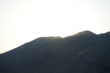 Khor Fakkan 'daki Al Suwaifa Yürüyüş Yolu' ndan Vachellia tortilis ile dağların arkasındaki günbatımı manzarası. Vachellia tortilis (