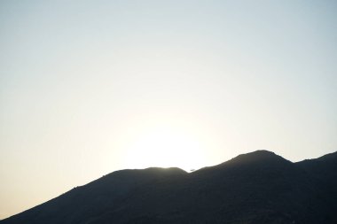 Khor Fakkan 'daki Al Suwaifa Yürüyüş Yolu' ndan Vachellia tortilis ile dağların arkasındaki günbatımı manzarası. Vachellia tortilis (