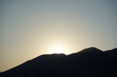 Khor Fakkan 'daki Al Suwaifa Yürüyüş Yolu' ndan Vachellia tortilis ile dağların arkasındaki günbatımı manzarası. Vachellia tortilis (