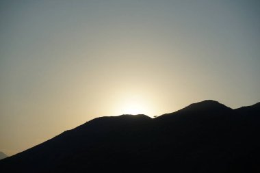 Khor Fakkan 'daki Al Suwaifa Yürüyüş Yolu' ndan Vachellia tortilis ile dağların arkasındaki günbatımı manzarası. Vachellia tortilis (
