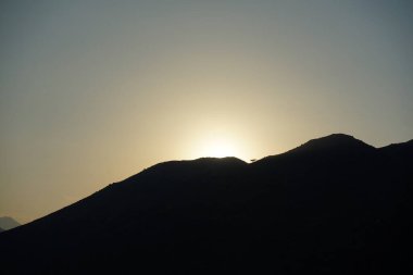 Khor Fakkan 'daki Al Suwaifa Yürüyüş Yolu' ndan Vachellia tortilis ile dağların arkasındaki günbatımı manzarası. Vachellia tortilis (