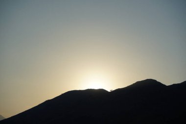 Khor Fakkan 'daki Al Suwaifa Yürüyüş Yolu' ndan Vachellia tortilis ile dağların arkasındaki günbatımı manzarası. Vachellia tortilis (