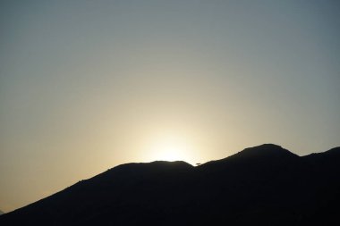 Khor Fakkan 'daki Al Suwaifa Yürüyüş Yolu' ndan Vachellia tortilis ile dağların arkasındaki günbatımı manzarası. Vachellia tortilis (
