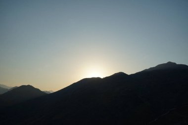 Khor Fakkan 'daki Al Suwaifa Yürüyüş Yolu' ndan Vachellia tortilis ile dağların arkasındaki günbatımı manzarası. Vachellia tortilis (