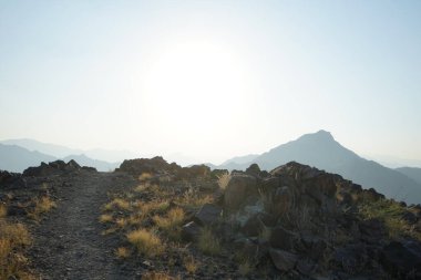 Nisan ayında Khor Fakkan, Sharjah, BAE 'deki Al Suwaifa Yürüyüş Patikası' ndan güneşli bir dağ manzarası.  