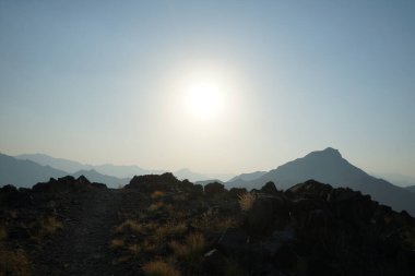 Nisan ayında Khor Fakkan, Sharjah, BAE 'deki Al Suwaifa Yürüyüş Patikası' ndan güneşli bir dağ manzarası.  