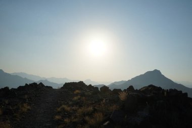 Nisan ayında Khor Fakkan, Sharjah, BAE 'deki Al Suwaifa Yürüyüş Patikası' ndan güneşli bir dağ manzarası.  