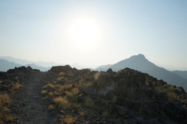 Nisan ayında Khor Fakkan, Sharjah, BAE 'deki Al Suwaifa Yürüyüş Patikası' ndan güneşli bir dağ manzarası.  