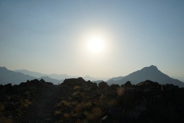 Nisan ayında Khor Fakkan, Sharjah, BAE 'deki Al Suwaifa Yürüyüş Patikası' ndan güneşli bir dağ manzarası.  