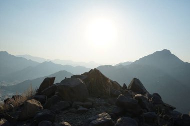 Nisan ayında Khor Fakkan, Sharjah, BAE 'deki Al Suwaifa Yürüyüş Patikası' ndan güneşli bir dağ manzarası.  