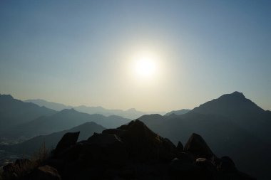 Nisan ayında Khor Fakkan, Sharjah, BAE 'deki Al Suwaifa Yürüyüş Patikası' ndan güneşli bir dağ manzarası.  
