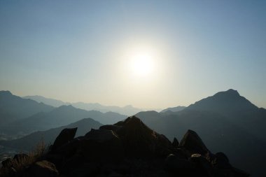 Nisan ayında Khor Fakkan, Sharjah, BAE 'deki Al Suwaifa Yürüyüş Patikası' ndan güneşli bir dağ manzarası.  