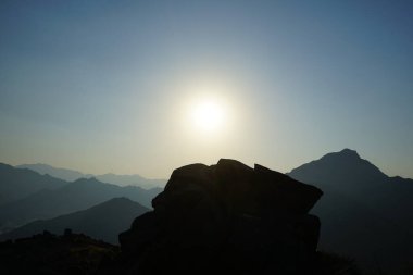 Nisan ayında Khor Fakkan, Sharjah, BAE 'deki Al Suwaifa Yürüyüş Patikası' ndan güneşli bir dağ manzarası.  