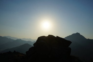 Nisan ayında Khor Fakkan, Sharjah, BAE 'deki Al Suwaifa Yürüyüş Patikası' ndan güneşli bir dağ manzarası.  