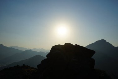 Nisan ayında Khor Fakkan, Sharjah, BAE 'deki Al Suwaifa Yürüyüş Patikası' ndan güneşli bir dağ manzarası.  