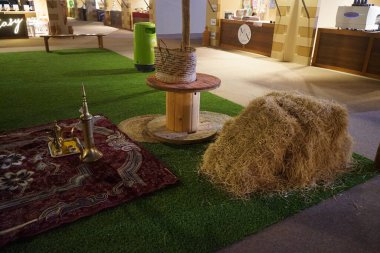 Khor Fakkan, Sharjah, Birleşik Arap Emirlikleri - 21 Nisan 2023: Ramazan ayı için pazar tezgahları yakınında şölen süsleri kurulmuştur. Ramazan İslam takviminin dokuzuncu ayıdır..