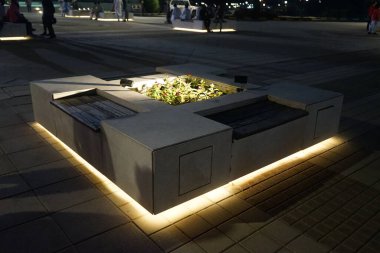 Khor Fakkan 'da Ramazan akşamı, etrafı sıralarla çevrili Catharanthus gülü çiçekleriyle süslenmiş bir çiçek tarhı aydınlatılır. Catharanthus gülü (