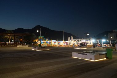 Khor Fakkan, Sharjah, Birleşik Arap Emirlikleri - 21 Nisan 2023: Ramazan 'ın son gecesinde çocuklar için gezintiler düzenlenir. Ramazan İslam takviminin dokuzuncu ayıdır..