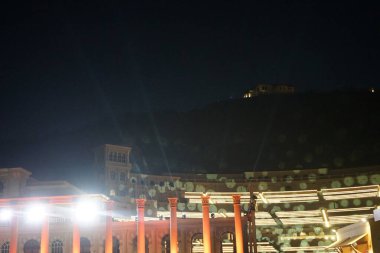 Nisan ayında akşam aydınlatmalı Khor Fakkan Amfitiyatrosu manzarası. Khor Fakkan Amfitiyatrosu, Khor Fakkan 'da yer alan bir açık hava tiyatrosudur. Rughaylat Yolu, Al Mudeife 1 