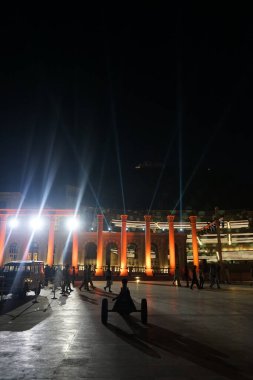 Khor Fakkan, Sharjah, Birleşik Arap Emirlikleri - 21 Nisan 2023: Ramazan ayında Khor Fakkan Amfitiyatrosunun önündeki meydana bir Sharjah polis topu ve eski bir Land Rover arabası yerleştirildi.