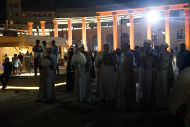 Khor Fakkan, Sharjah, Birleşik Arap Emirlikleri - 21 Nisan 2023: Ramazan ayının son günü Khor Fakkan Amfitiyatrosu önünde bir halk enstrümanı sahne alıyor.