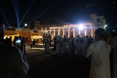 Khor Fakkan, Sharjah, Birleşik Arap Emirlikleri - 21 Nisan 2023: Ramazan ayının son günü Khor Fakkan Amfitiyatrosu önünde bir halk enstrümanı sahne alıyor.
