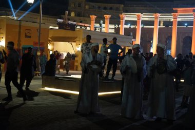 Khor Fakkan, Sharjah, Birleşik Arap Emirlikleri - 21 Nisan 2023: Ramazan ayının son günü Khor Fakkan Amfitiyatrosu önünde bir halk enstrümanı sahne alıyor.