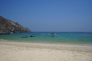 Khor Fakkan, Sharjah, Birleşik Arap Emirlikleri - 21 Nisan 2023: Umman Körfezi 'ndeki Khor Fakkan Sahili' nden turistlerle birlikte deniz kompakt botu Deniz Kampçıları.                               
