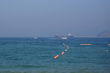 Nisan ayında Khor Fakkan Sahili 'nden Umman Körfezi manzarası ve su aracı. Khor Fakkan, Sharjah, Birleşik Arap Emirlikleri. 