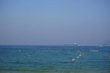 Nisan ayında Khor Fakkan Sahili 'nden Umman Körfezi manzarası ve su aracı. Khor Fakkan, Sharjah, Birleşik Arap Emirlikleri. 