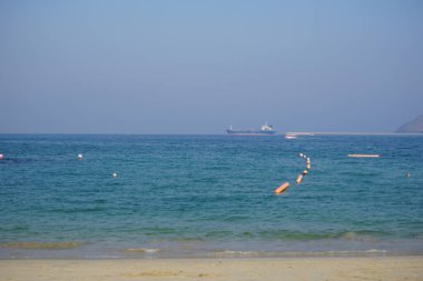 Nisan ayında Khor Fakkan Sahili 'nden Umman Körfezi manzarası ve su aracı. Khor Fakkan, Sharjah, Birleşik Arap Emirlikleri. 