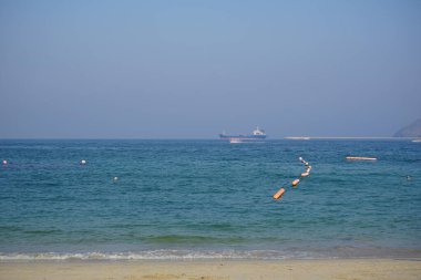 Nisan ayında Khor Fakkan Sahili 'nden Umman Körfezi manzarası ve su aracı. Khor Fakkan, Sharjah, Birleşik Arap Emirlikleri. 