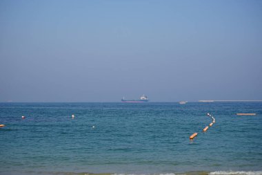 Nisan ayında Khor Fakkan Sahili 'nden Umman Körfezi manzarası ve su aracı. Khor Fakkan, Sharjah, Birleşik Arap Emirlikleri. 